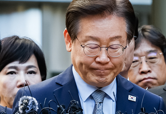 Democratic Party leader Lee Jae-myung leaves the Seoul Central District Court in Seocho District, southern Seoul, after attending his first trial on election law violation case on Nov. 15. The court handed Lee a one-year prison sentence, suspended for two years. [CHOI GI-UNG]