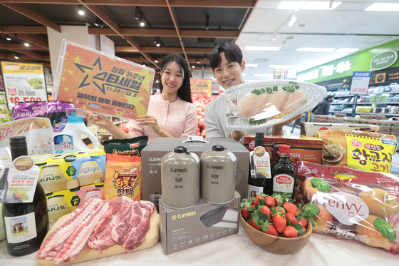 Models introduce discount items for Emart's Star Sale, commemorating the store's 31st anniversary, at its Yongsan branch in central Seoul on Thursday. [YONHAP]