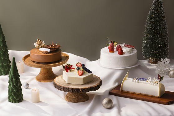 Christmas cakes at Banyan Tree Club & Spa. From left: The Cheminee coffee and caramel cake (73,000 won), Noel C’est la Vie pistachio cake (68,000 won), Noel Fraise (80,000 won) and Neige lime and blueberry-infused cake (73,000 won) [BANYAN TREE CLUB & SPA SEOUL]