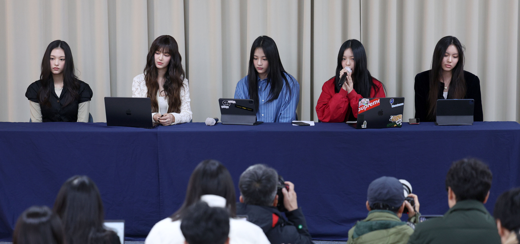 Members of girl group NewJeans read their statement and answer questions from reporters during an emergency press conference held on Nov. 28 in southern Seoul. [JOINT PRESS CORPS]