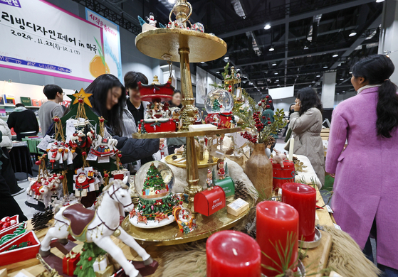 Visitors view products during the Seoul Living Design Fair, which showcases the latest trends in home décor, at Coex Magok Lewest in Gangseo District, western Seoul, on Thursday. [YONHAP]