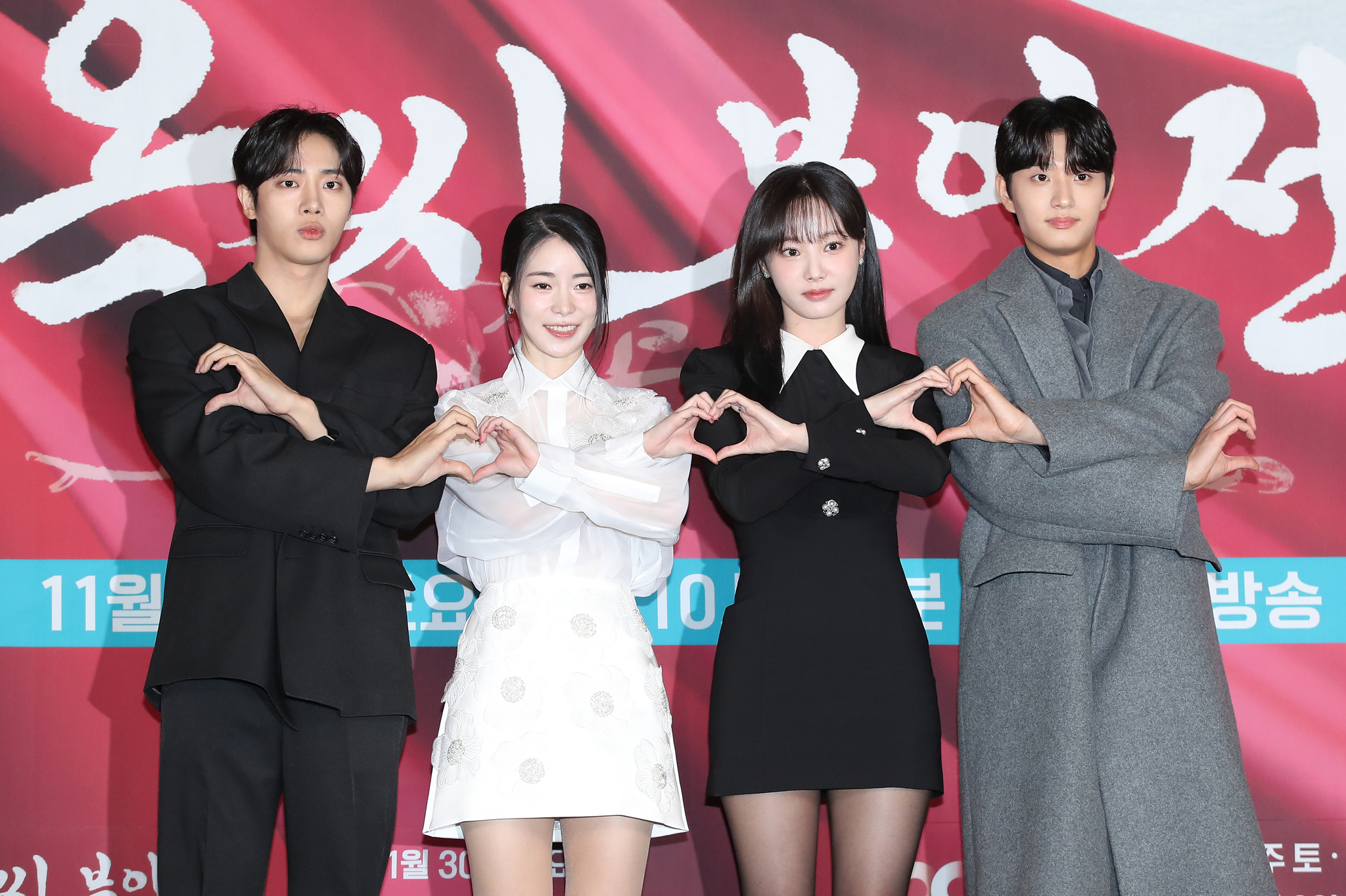 The cast of JTBC's upcoming period drama "The Tale of Lady Ok" poses for photos during the series' press conference held in Guro District, western Seoul, on Nov. 28. From left are actors Choo Young-woo, Lim Ji-yeon, Yeonwoo and Kim Jae-won [NEWS1]
