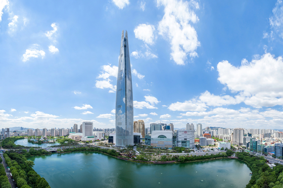 At 555 meters (1,820 feet), the Lotte World Tower in Songpa District, southern Seoul is Korea's tallest skycraper. [LOTTE]
