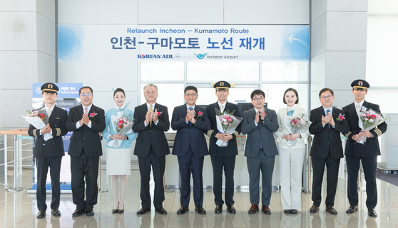 Korean Air held a ceremony at Incheon International Airport’s Terminal 2 on Nov. 24 to celebrate the recommissioning of the Incheon-Kumamoto route. Key associates including Korean Air’s Passenger Route Department Head Hwang Sung-won (fifth from the left) and head of sales at Kumamoto International Airport, Hisamoto Masanori (fourth from the left), take a photo with the crew of flight KE777. [KOREAN AIR]