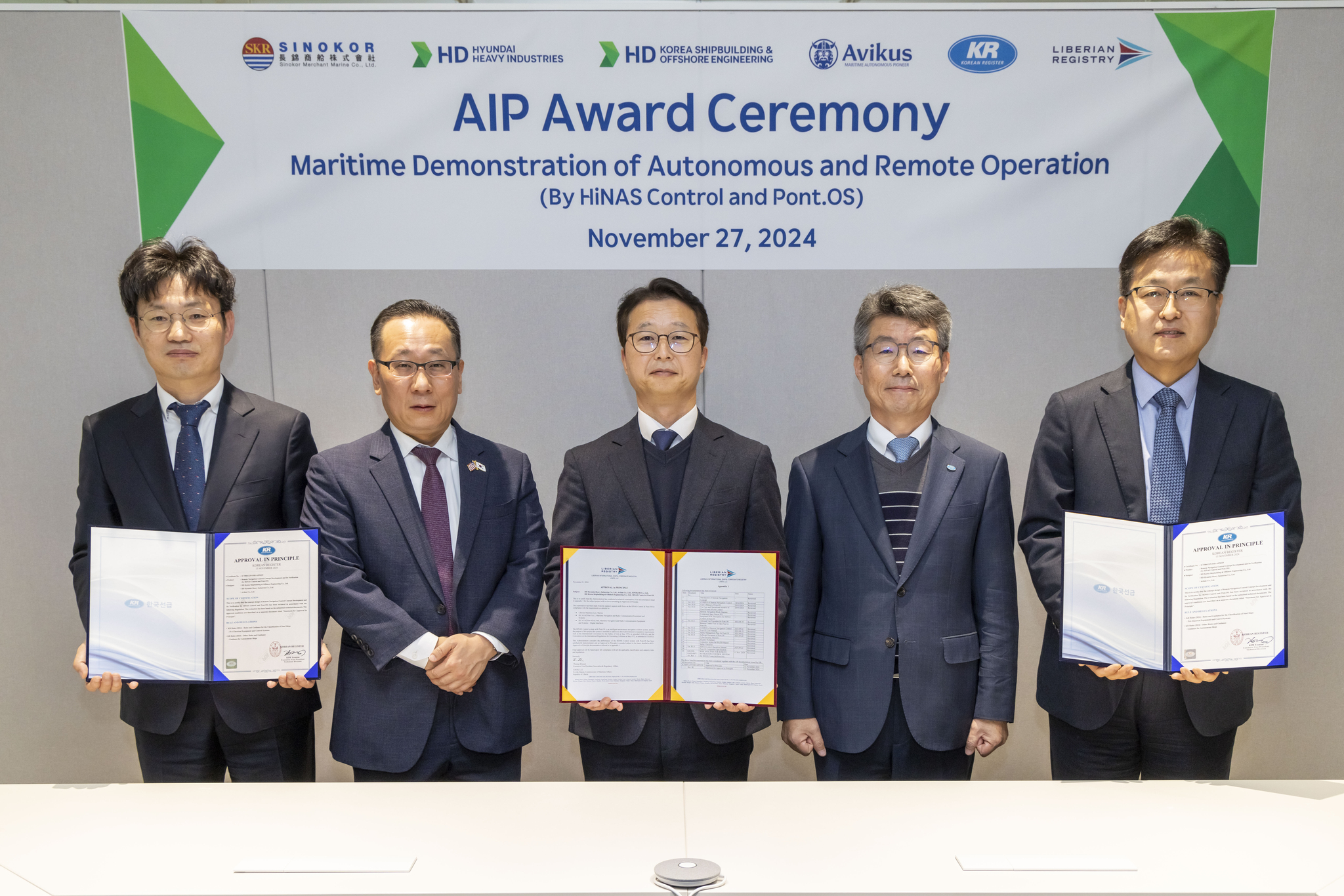From left, Avikus CEO Lim Do-hyeong; Kim Jung-sik, managing director of the Liberian International Ship & Corporate Registry Korea; Hong Dae-hoon, vice president of HD Hyundai Heavy Industries; Kim Yeon-tae, executive vice president of Korean Register; Kwon Byoung-hun, executive vice president of HD Korea Shipbuilding & Offshore Engineering, pose after a ceremony commemorating the approval in principle (AIP) certification received for large container vessels at HD Hyundai Global R&D Center in Seongnam, Gyeonggi, on Wednesday. [HD HYUNDAI]