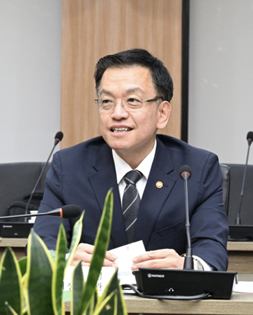 Finance Minister Choi Sang-mok, who doubles as the deputy prime minister for economic affairs, speaks on the “considerable impact” Trump’s tariff policy will have in a meeting with experts in Seoul on Nov. 11 [YONHAP]