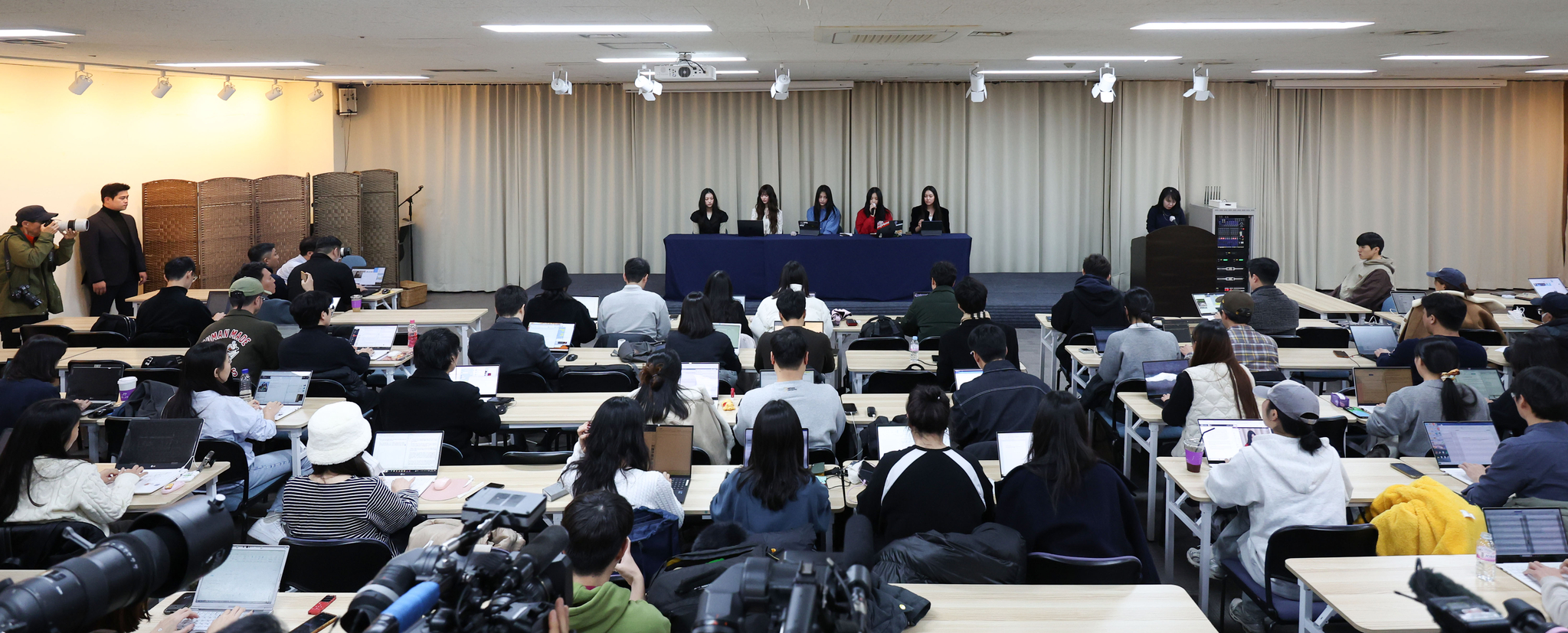 Members of girl group NewJeans read their statement and answer questions from reporters during an emergency press conference held on Nov. 28 in southern Seoul. [JOINT PRESS CORPS]