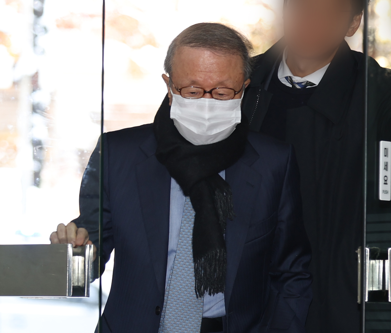 Hong Won-sik, former chairman of Namyang Dairy Products, arrives at the Seoul Central District Court on Nov. 28 to attend a hearing on whether to issue an arrest warrant for him. [YONHAP]