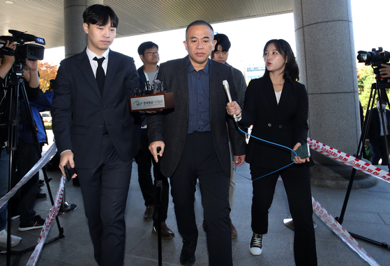 Self-proclaimed political broker Myung Tae-kyun speaks to reporters upon his arrival at the Changwon District Prosecutors' Office in South Gyeongsang on Nov. 8. [NEWS1]