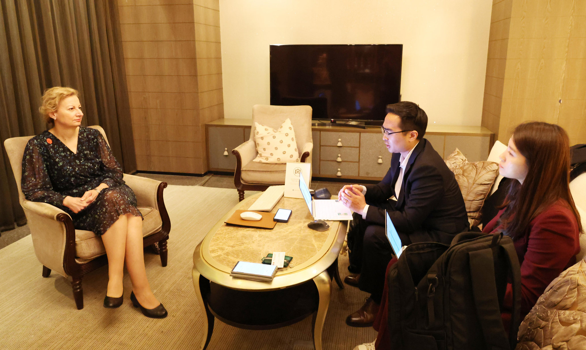 Jana Havlikova, left, the Czech Republic's deputy minister of science, research and innovation, speaks during an interview with Yonhap News Agency in Seoul on Thursday. [YONHAP]