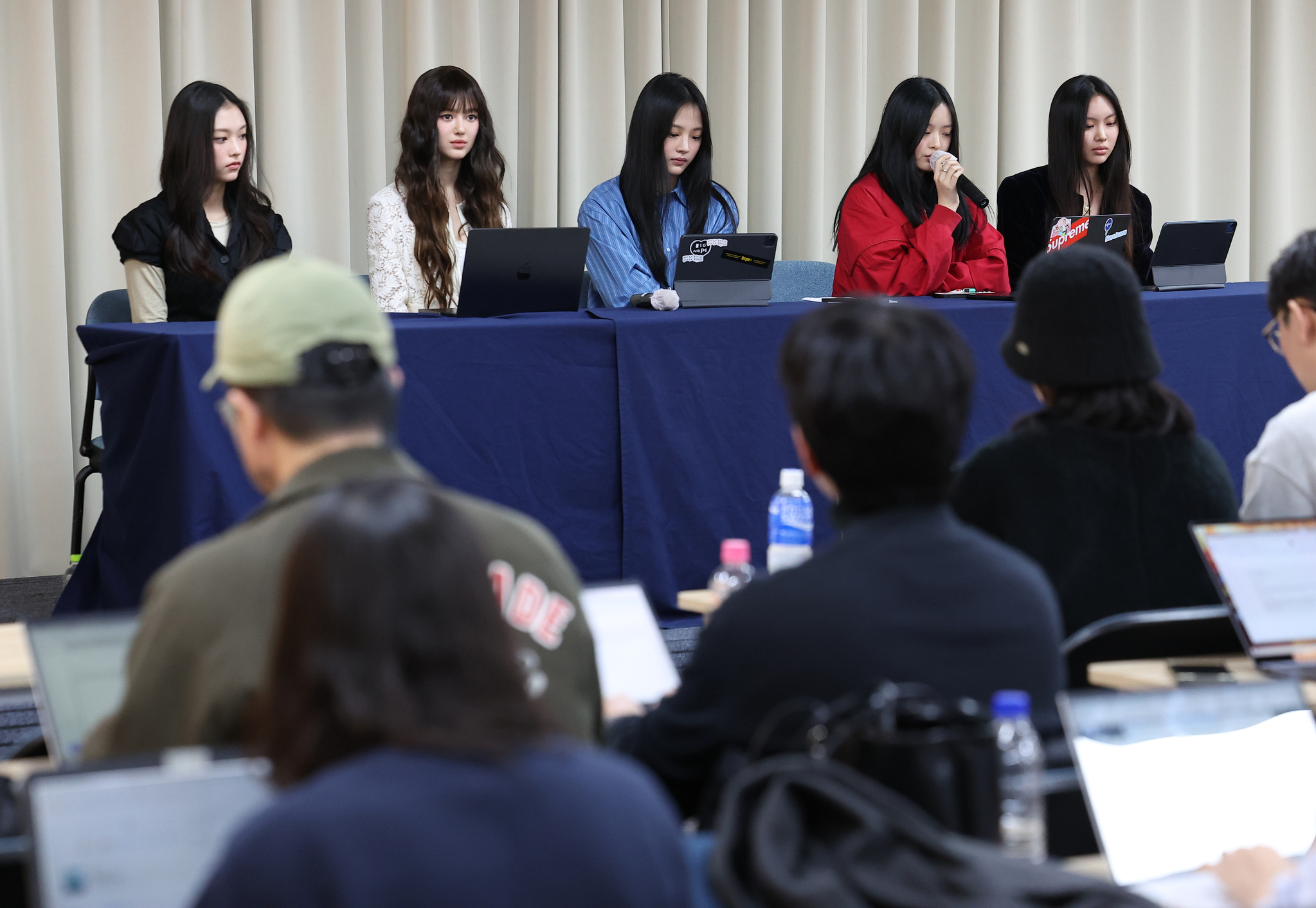 Members of girl group NewJeans read their statement and answer questions from reporters during an emergency press conference held on Nov. 28 in southern Seoul. [JOINT PRESS CORPS]