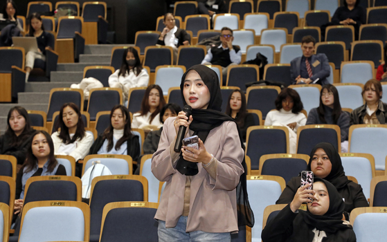Aisha, an exchange student at JoongAng University, asks a question at the 2025 Consumer Trend Insights Forum on Thursday. [PARK SANG-MOON]