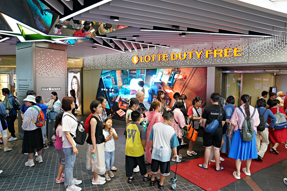 Chinese cruise tourists look around Lotte Duty Free's Myeong-dong branch in Jung District, central Seoul, in August 2023. [JOONGANG ILBO] 