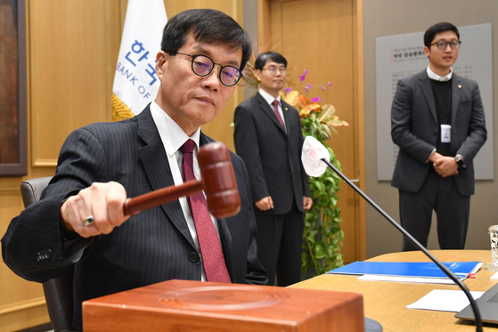 Bank of Korea Gov. Rhee Chang-yong bangs the gavel at the central bank in central Seoul on Thursday. [JOINT PRESS CORPS]