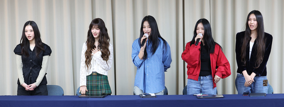 Members of girl group NewJeans read their statement and answer questions from reporters during an emergency press conference held on Nov. 28 in southern Seoul. [JOINT PRESS CORPS]