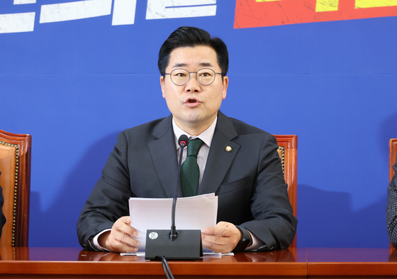 Park Chan-dae, floor leader of the Democratic Party, speaks at the National Assembly in Yeouido, western Seoul on Sunday. [YONHAP] 