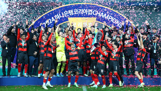 The Pohang Steelers celebrate winning the 2024 Korea Cup at Seoul World Cup Stadium in western Seoul on Saturday. [YONHAP]