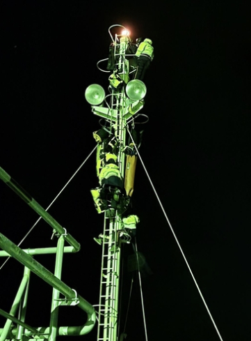 Greenpeace activists atop a pole on a 2,999-ton LPG tanker on Saturday off the coast of Incheon. The image was originally provided by the Coast Guard. [YONHAP]