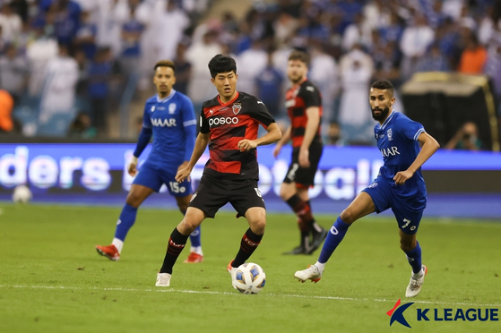 The Pohang Steelers, in black, compete against Al Hilal in the AFC Champions League final at King Fahd International Stadium in Saudi Arabia on Nov. 24, 2021. [NEWS1] 