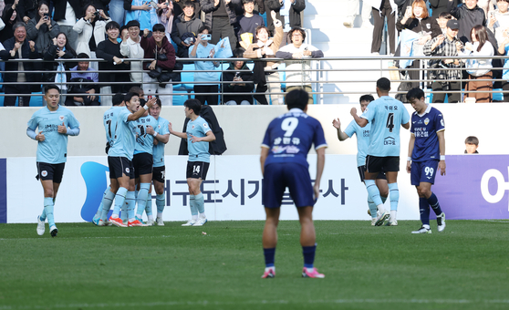 Daegu FC elebrate during a K League promotion-relegation playoff against Chungnam Asan FC at DGB Daegu Bank Park in Daegu on Sunday. [YONHAP] 