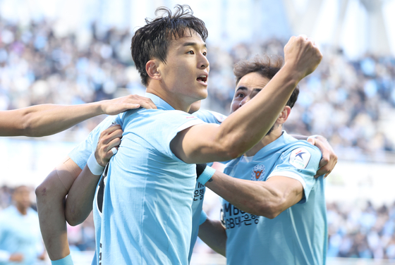 Daegu FC's Lee Chan-dong celebrates scoring during a K League promotion-relegation playoff against Chungnam Asan FC at DGB Daegu Bank Park in Daegu on Sunday. [YONHAP] 