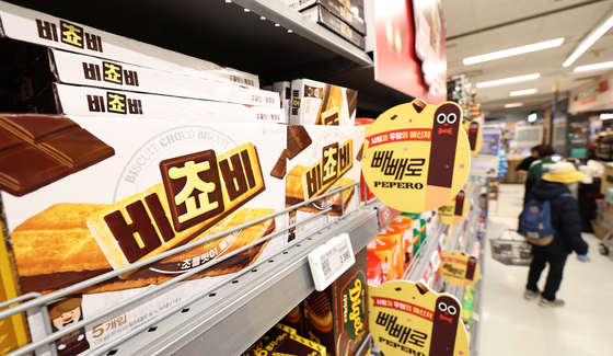 Orion's Bichobi chocolate snacks are displayed at a hypermarket in central Seoul on Sunday. The price of Bichobi was increased by 30 percent on the same day. [NEWS1]