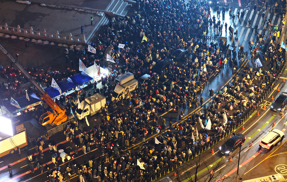 Liberal protesters march against the Yoon Suk Yeol administration in downtown Seoul on Saturday. [NEWS1]