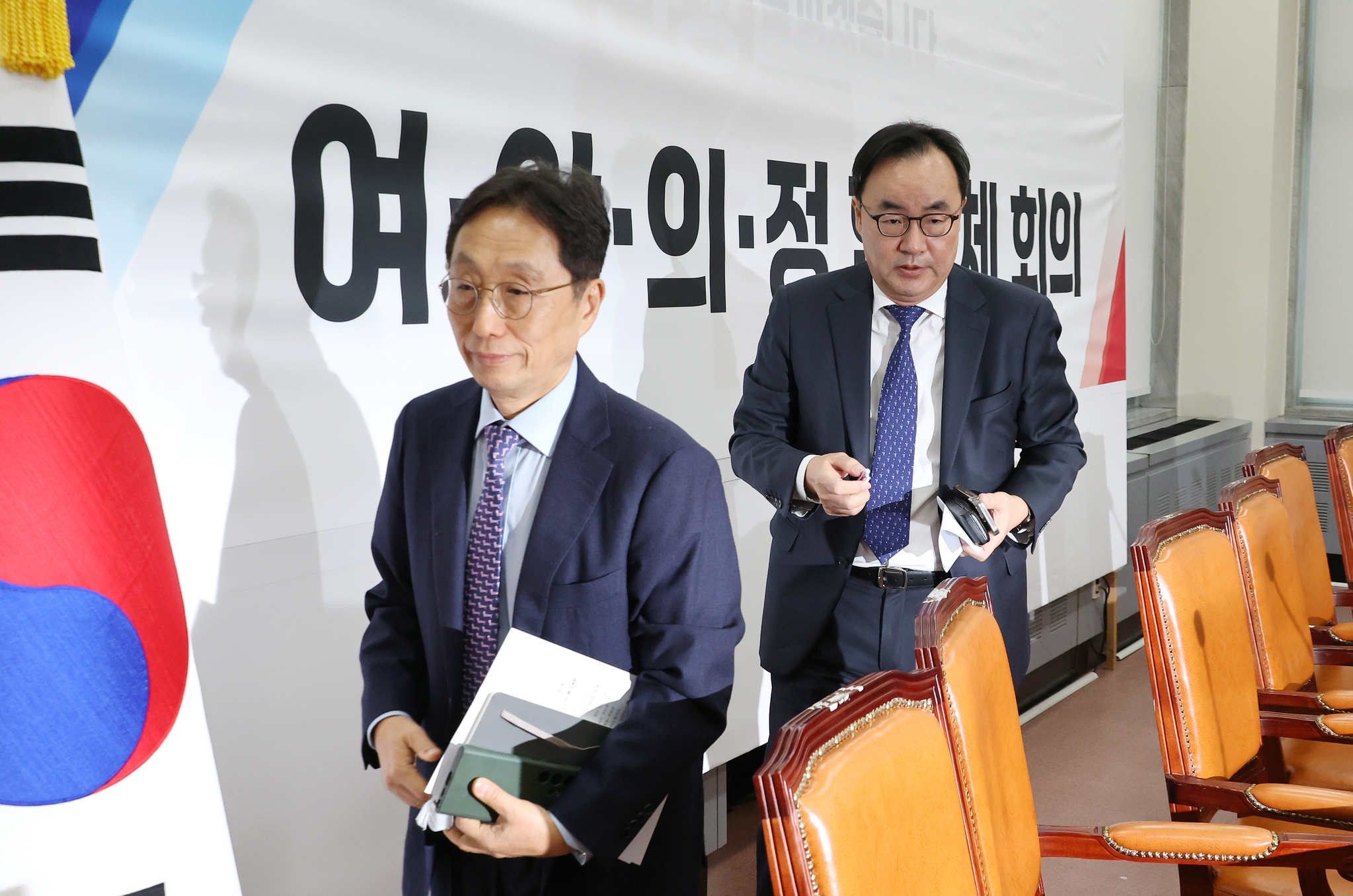 Lee Jin-woo, head of Korean Academy of Medical Sciences, and Lee Jong-tae, head of Korea Association of Medical Colleges leave a chamber inside the National Assembly in western Seoul on Sunday. [YONHAP]