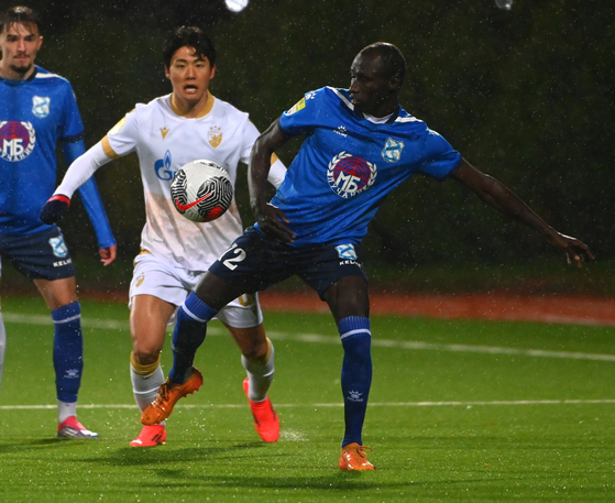 Red Star Belgrade fullback Seol Young-woo, left, in action during a Serbian SuperLiga match against Mladost Lucani at SRC MR Rados Milovanovic in Serbia in a photo shared on Red Star's official Facebook account on Saturday. [SCREEN CAPTURE]