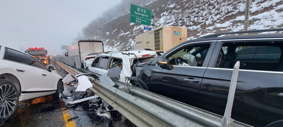 The crashed vehicles after an accident on National Route 17 in Ansung, Gyeonggi on Monday [GYEONGGI FIRE SERVICES]