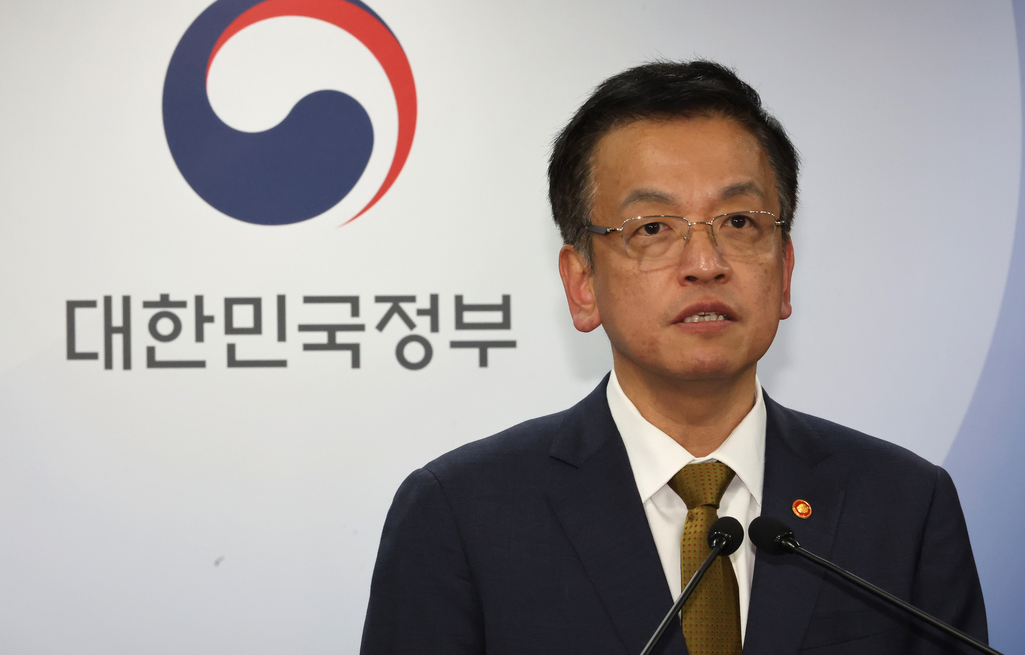 Finance Minister Choi Sang-mok speaks during a press briefing in Seoul on Nov. 28. [MINISTRY OF ECONOMY AND FINANCE] 