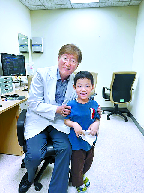 Pediatric professor Kang Hyoung-jin at Seoul National University Hospital, left, and Lee Ji-han, five-year-old patient [JOONGANG PHOTO]