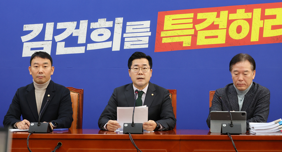 Democratic Party floor leader Park Chan-dae floor leader speaks during a press conference at the National Assembly in Yeouido, western Seoul, on Sunday. [YONHAP]