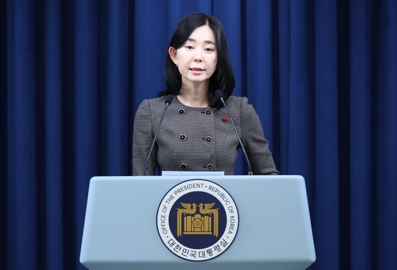 Presidential spokesperson Jeong Hye-jeon speaks in a press briefing at the Yongsan presidential office in central Seoul on Sunday. [YONHAP]