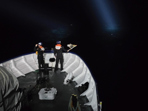 The Uljin Coast Guard on a search and rescue operation for a missing leisure boat in the East Sea on Monday. [YONHAP] 