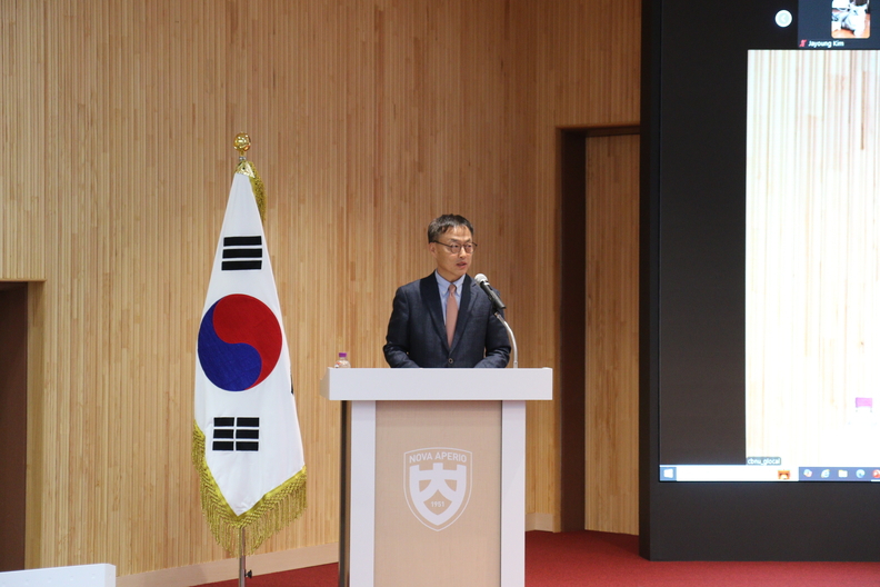 Lee Hyung-taek, head of Chungbuk National University's Office of Planning, explains details about the merged university during a meeting on Monday. [CHUNGBUK NATIONAL UNIVERSITY]
