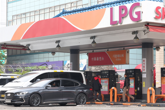 Cars charge at a liquefied petroleum gas (LPG) station in Seoul on Tuesday afternoon. [YONHAP]