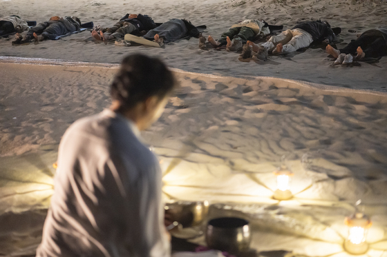 Relaxed participants chill to the sound of the ocean [JEJU TOURISM ORGANIZATION] 