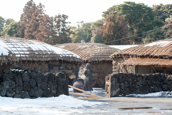 The Seoungeup Folk Village with the traditional houses of Jeju [VISIT JEJU]