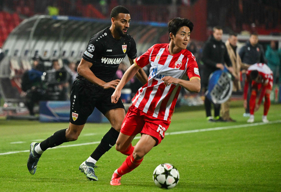 Red Star Belgrade fullback Seol Young-woo, right, dribbles the abll during a Champions League match against VfB Stuttgart at Rajko Mitic Stadium in Serbia on Wednesday. [AFP/YONHAP]