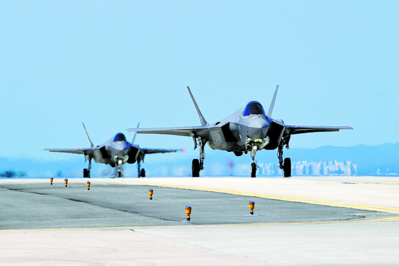 F-35A fighter aircraft taxi from a runway at an air base in Korea on May 16. The South Korean Air Force conducted a joint 5th generation fighter training exercise with the United States Air Force over the central region of the Korean Peninsula on the same day. Two F-35A 'Freedom Knight' stealth fighters from the South Korean Air Force and two F-22 'Raptor' fighters from the U.S. Air Force participated in this training. [REPUBLIC OF KOREA AIR FORCE] 