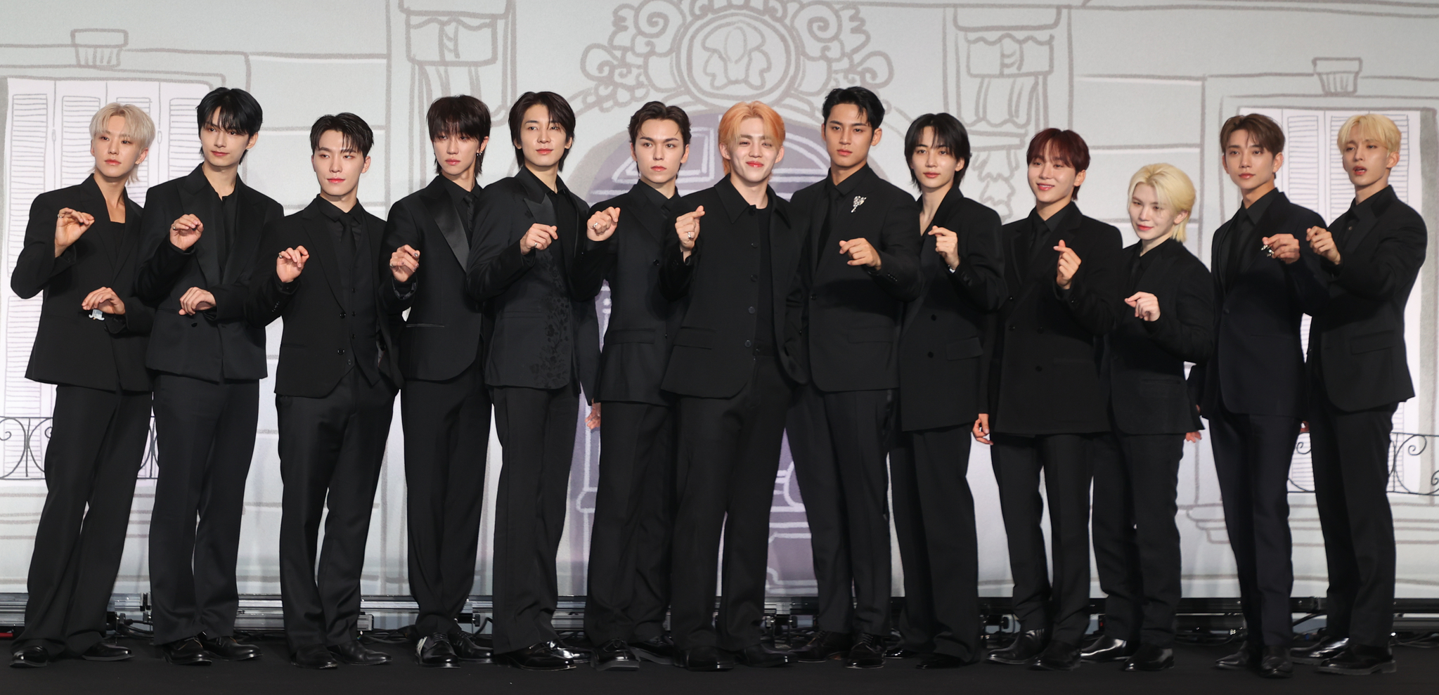 Boy band Seventeen poses for a photo at a press conference held on April 29 in Yeouido, western Seoul. [YONHAP]
