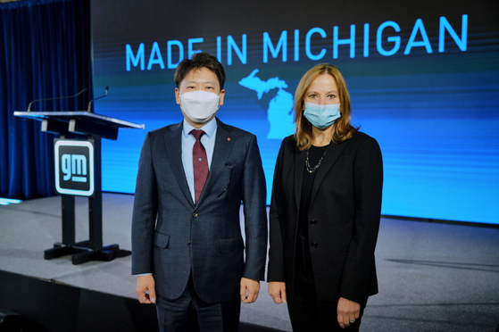 Kim Dong-myung, left, CEO of LG Energy Solution and Mary Barra, CEO of General Motors, pose for a photo after making their investment plan in building a third battery plant in Lansing, Michigan, in 2022. [LG ENERGY SOLUTION]