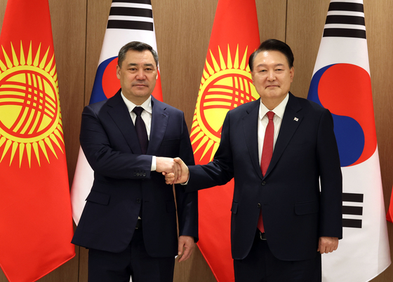 President Yoon Suk Yeol and Kyrgyz President Sadyr Japarov shake hands during their summit at the presidential office in Yongsan, central Seoul on Tuesday. [PRESIDENTIAL OFFICE]