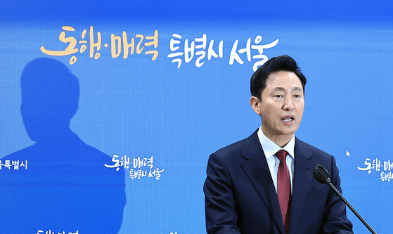 Seoul Mayor Oh Se-hoon speaks during an emergency press briefing held at City Hall in central Seoul on Tuesday. [NEWS1] 