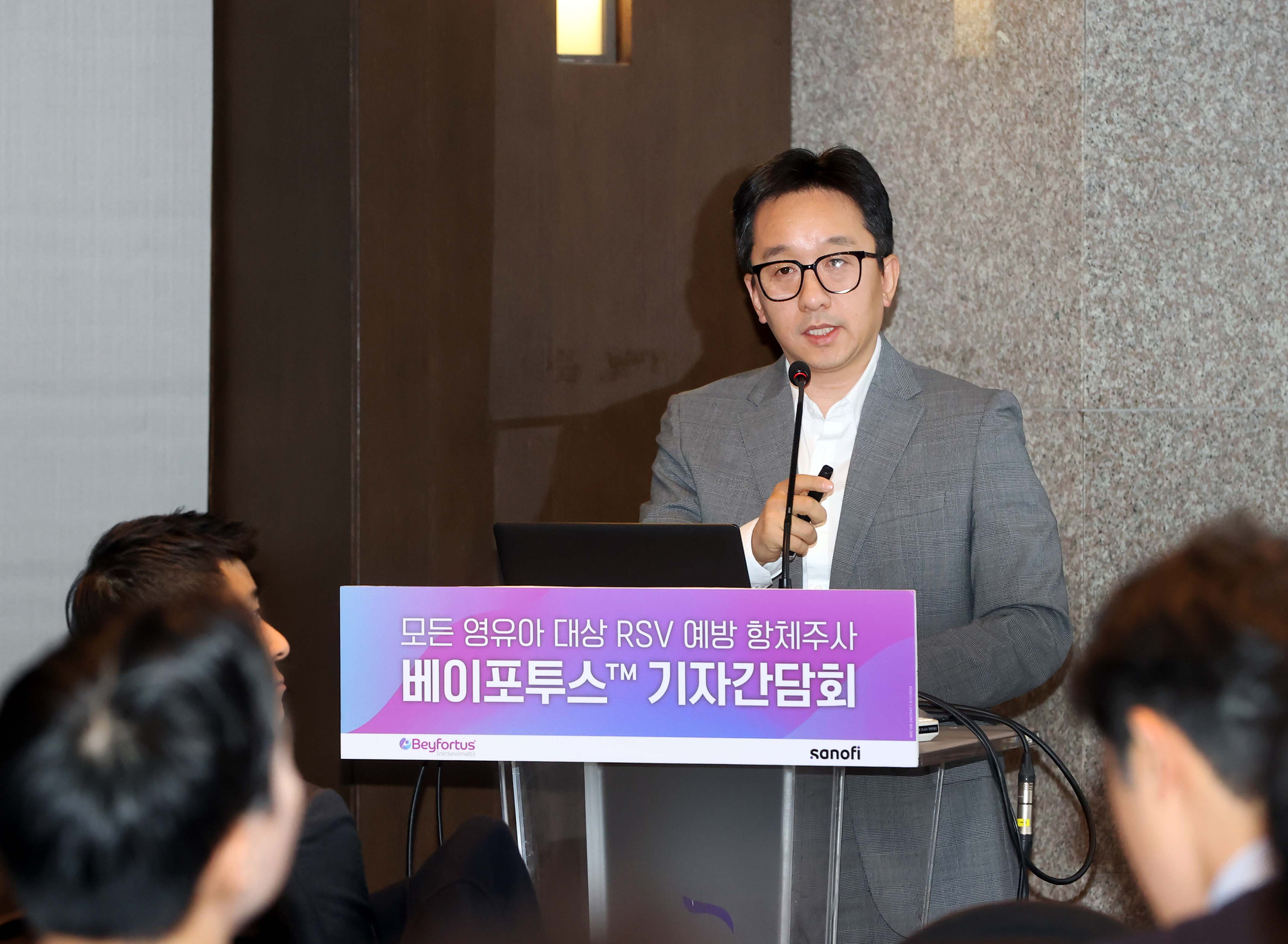 Yun Ki-wook, a professor in SNUH's Department of Pediatric Infectious Diseases, discusses the domestic release of Beyfortus, an antibody treatment for respiratory syncytial virus, during a press event at the Plaza Hotel in central Seoul on Tuesday. [SANOFI KOREA]
