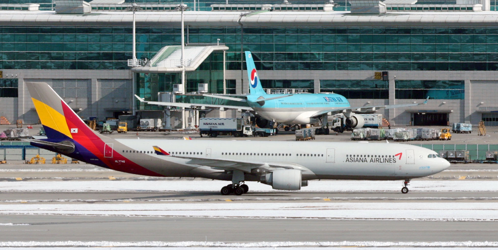 An Asiana Airlines plane at Incheon International Airport [YONHAP]