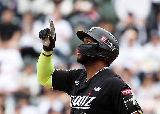 Mel Rojas Jr. of the KT Wiz celebrates after hitting a three-run home run against the Doosan Bears on Oct. 3 at Jamsil Baseball Stadium in southern Seoul.  [NEWS1]