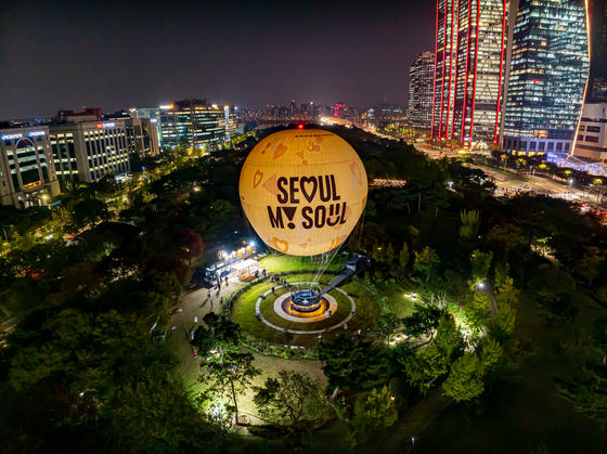 Passengers board the Seouldal for exhilerating views of Seoul. [SEOUL TOURISM ORGANIZATION]