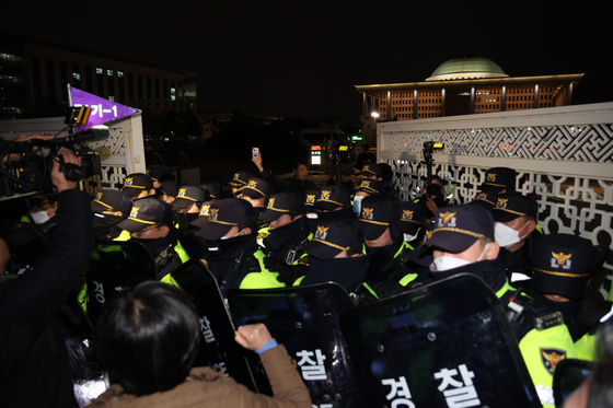 Police blocks the entrace to the National Assembly building after President Yoon Suk Yeol declares emergency martial law late Tuesday. [JOONGANG ILBO]